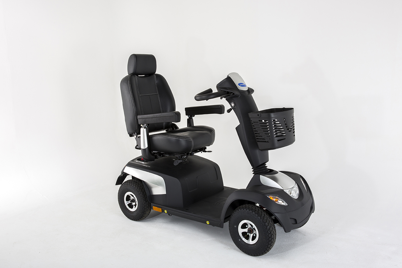 COMET PRO - graphitgrau - Moderner Mobilitätsroller Graphitgrauer und schwarzer elektrischer Mobilitätsroller isoliert auf weißem Hintergrund.