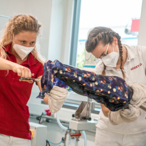 Zwei Hodey Mitarbeiterinnen fertigen gemeinsam eine Beinprothese an.