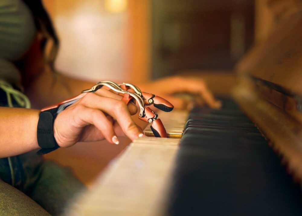 Össur MCPDriver Fingerprothese beim Klavierspielen - Hodey Fingerprothese MCPDriver von Össur, Newport - Detailansicht beim Spielen eines Pianos, 2022