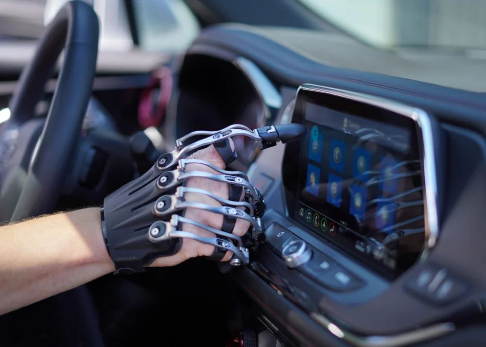 Össur MCPDriver Fingerprothese am Lenkrad - Hodey Fingerprothese MCPDriver von Össur, Newport - Detailansicht am Lenkrad eines Autos, 2022