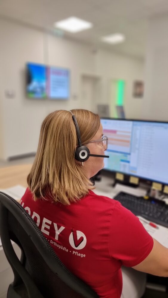 ZEIGE HODEY MITARBEITER IM KUNDENKONTAKT