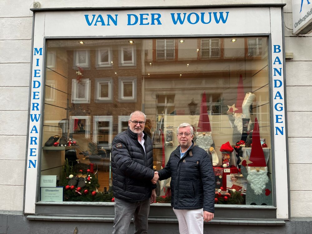 HODEY van der wouw übernahme Zwei Männer vor dem Schaufenster eines Fachgeschäfts