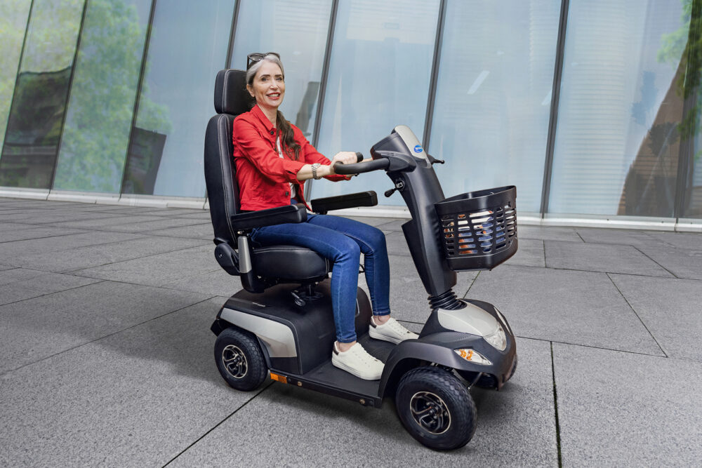 ORION METRO BE31 - Frau auf einem Elektromobil Frau auf einem Elektromobil