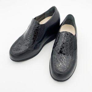 Elegante schwarze orthopädische Schuhe aus Leder mit Krokoprägung.